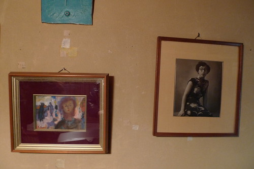 Photos of her greatgrandma and her paintings too