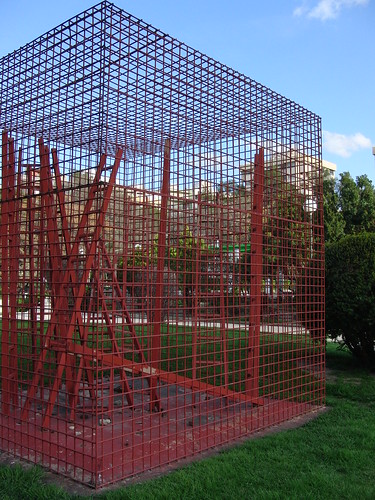 anatomía del parque de la victoria de jaén: escultura de escaleras enrejadas