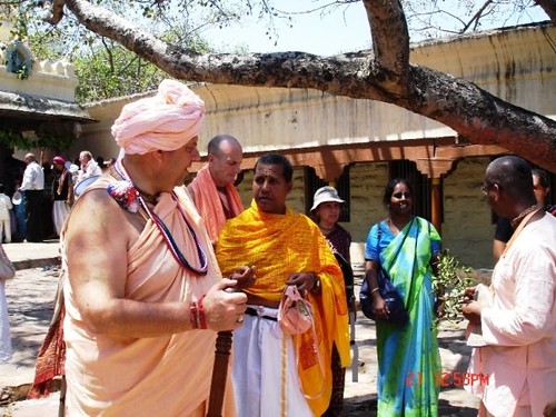 H H Jayapataka Swami in Tirupati 2006 - 0032 por ISKCON desire  tree.