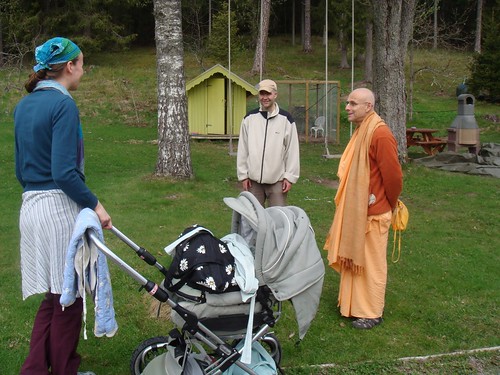 Kadamba Kanana Swami Korsnas Gard and at Ugrasena's 14th May 2010  -0109 por ISKCON desire tree.