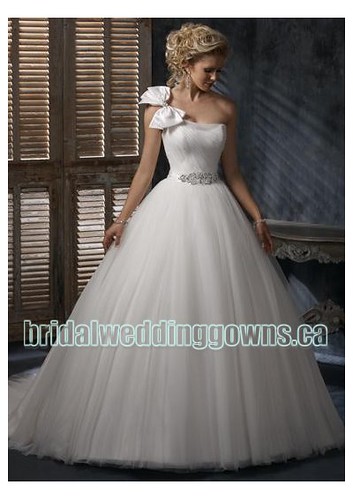 tulle-one-shoulder-with-simple-ball-gown-skirt-in-elegant-beading-decoration-on-waistline-2011-wholesale-cheap-wedding-dress-wm-0310
