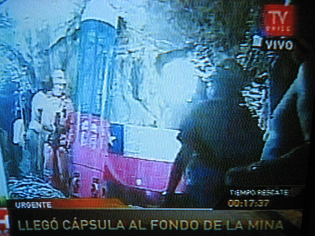 Foto del primer rescatista Manuel González en el fondo de la mina de los 33 mineros de Chile