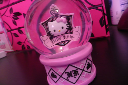 Hello Kitty Snow Globe