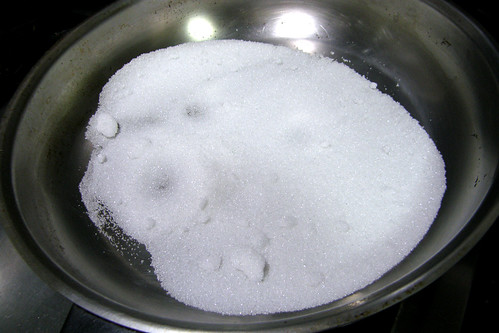 14.糖鋪滿平底鍋加熱準備作焦糖