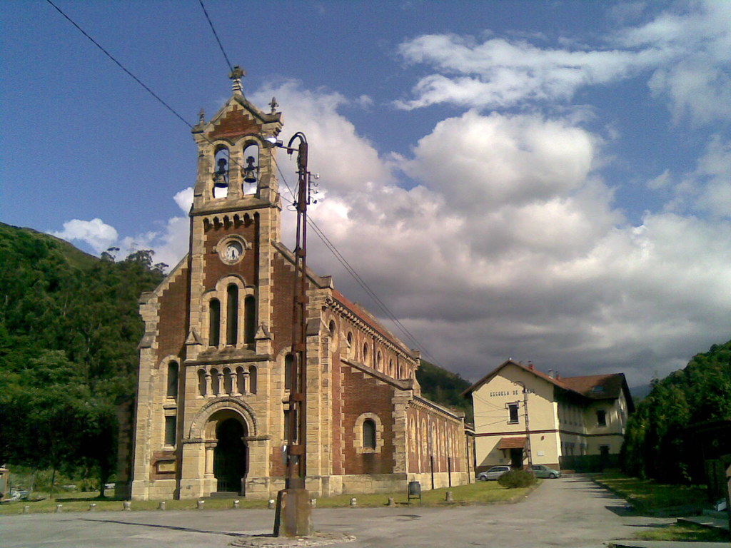 Iglesia y antiguo Colegio de Niños del Poblado Minero de Bustiello