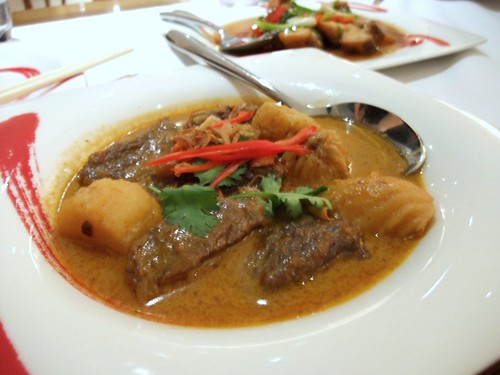 Gaeng Massaman Nuea (Mild Beef Curry Simmered Potatoes and Peanuts)