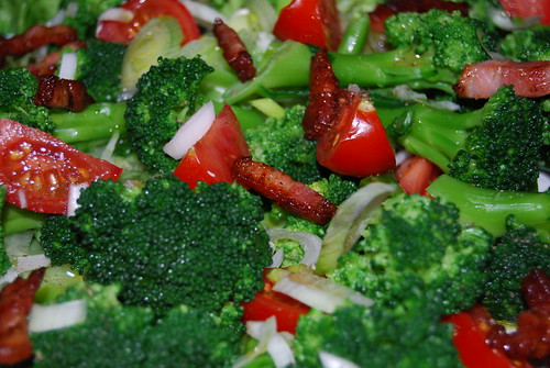 brocollisalade met tomaat en spekjes