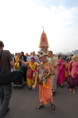 Mahavishnu Swami at Brighton Ratha Yatra 2009 por ISKCON desire  tree.