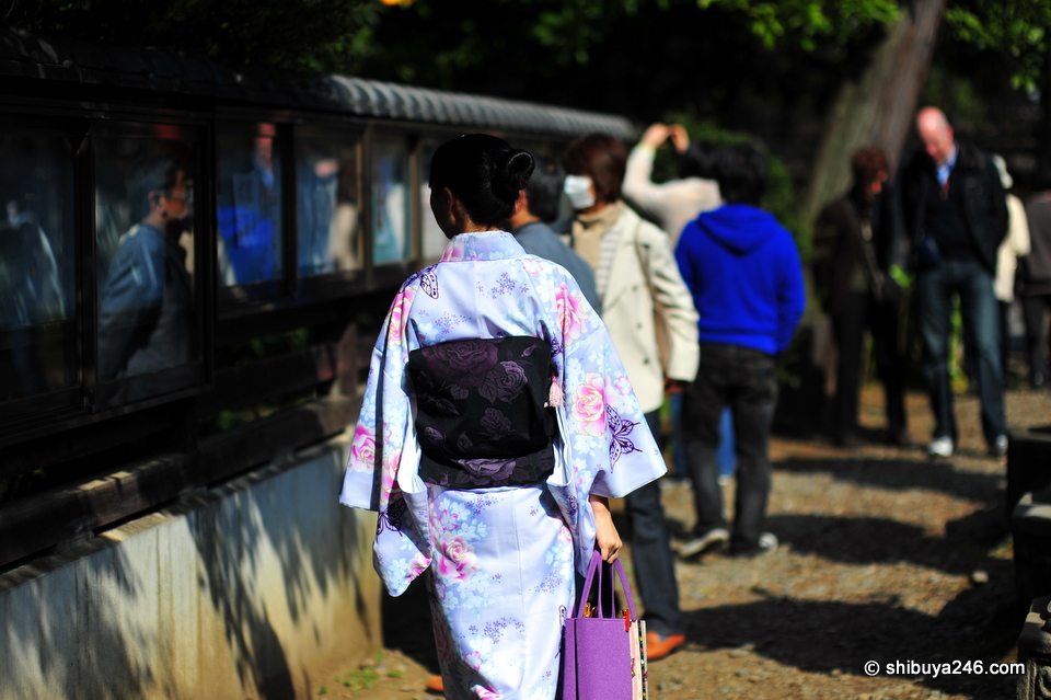 Great choice of colors for this lady to wear to blend in perfectly with the Sakura season.
