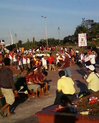 Devotees on their way to the Quirino Grandstand - Most of them are barefoot