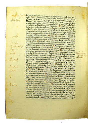 Manuscript paragraph marks and annotations in Commentarii in Juvenalem