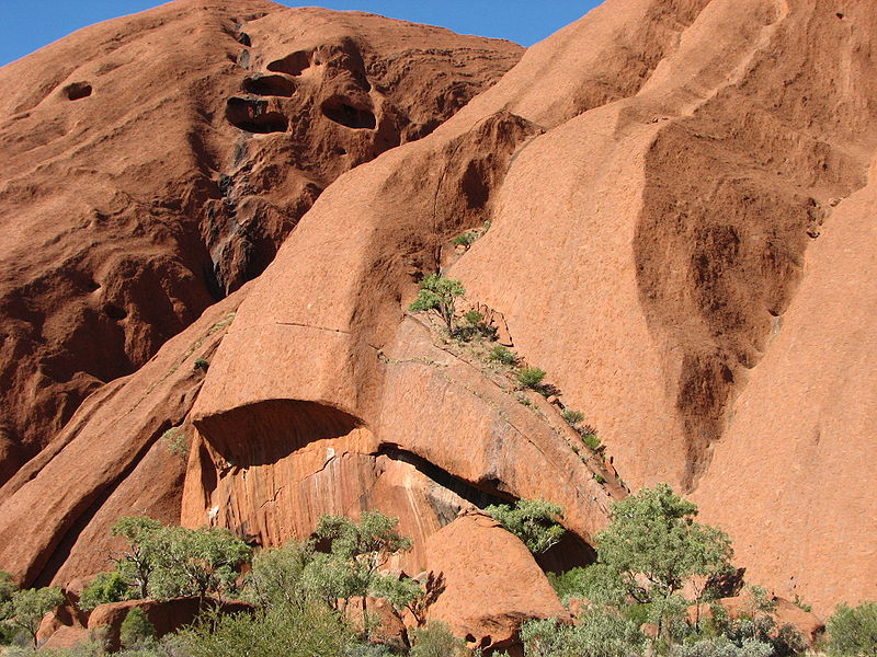 近看烏魯魯巨岩，更能感受到他的雄偉；圖片來源：維基百科