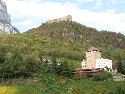 Schloss Korb mit der bewirtschafteten Burgruine Boymont im Hintergrund