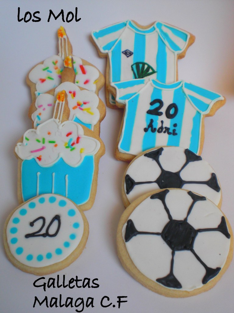 2 football cookies