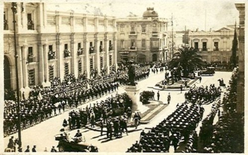 Una Parada Militar frente a la Moneda