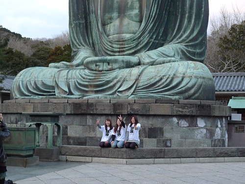 3 girls in Kamakura T-shirts poses with Great Buddha