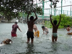 孩子們盡情在玩水。