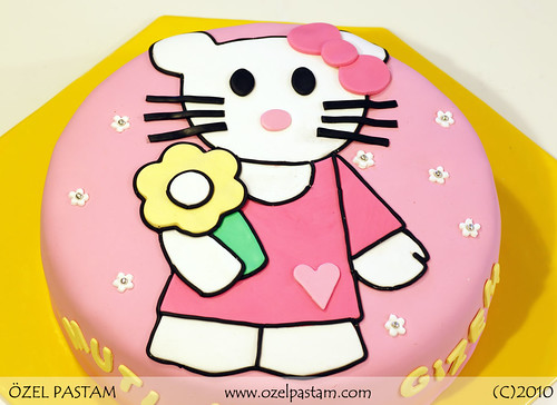 Gizem'in Hello Kitty Pastası