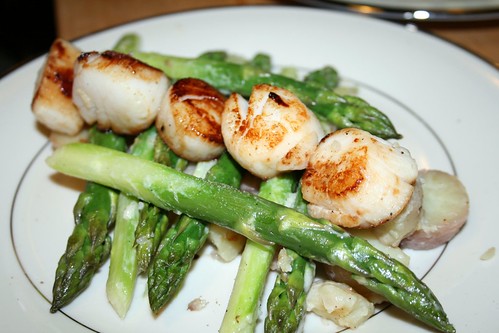 Scallops with red potatoes and asparagus