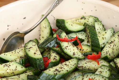 Ottolenghis cucumber salad with poppyseeds / Kurgisalat mooniseemnete ja tšilliga