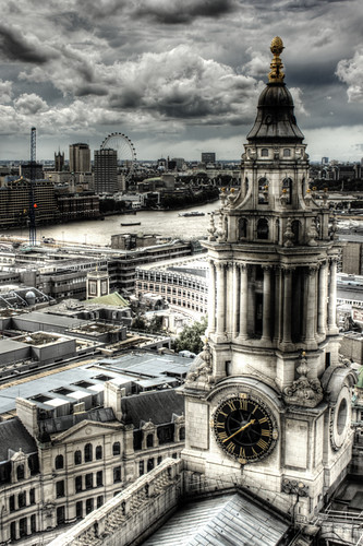 St Paul's cathedral clock tower. London. Torre del reloj de la catedral de San Pablo. Londres.