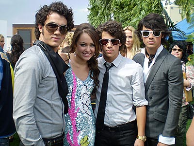 3473_the jonas brothers with miley cyrus