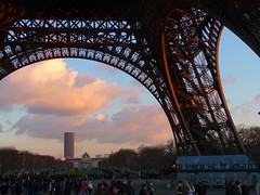 Sous La Tour Eiffel