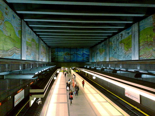 U3-Station Volkstheater von der Rolltreppe zum Ausgang Dr.-Karl-Renner-Ring aus.