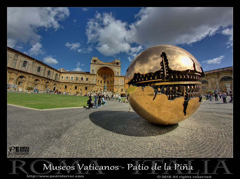 Roma - Museos Vaticanos - la esfera de Pomodoro en el patio de la piña