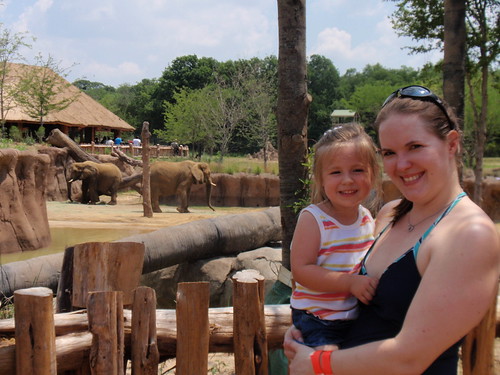 Mommy and Laci by the elephants (2)