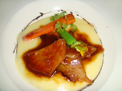 Papada de cerdo ibérico con crema de patata y aceite de trufa