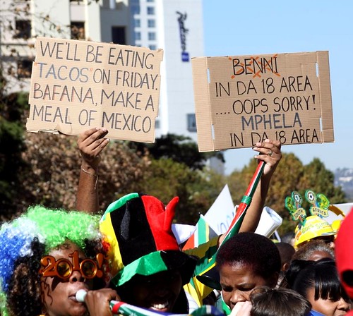 Thumb Los hinchas de Sudáfrica (Bafana) con letreros sobre comer tacos de mexicanos