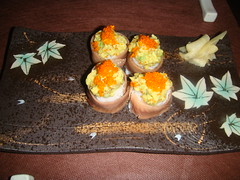Sushi de anchoas rellenas de aguacate