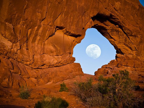 フリー写真素材|自然・風景|月|岩山|