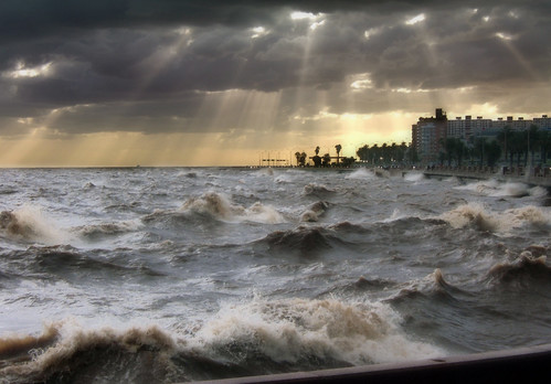 フリー画像|人工風景|海の風景|波の風景|暗雲の風景|太陽光線|ルーマニア風景|フリー素材|