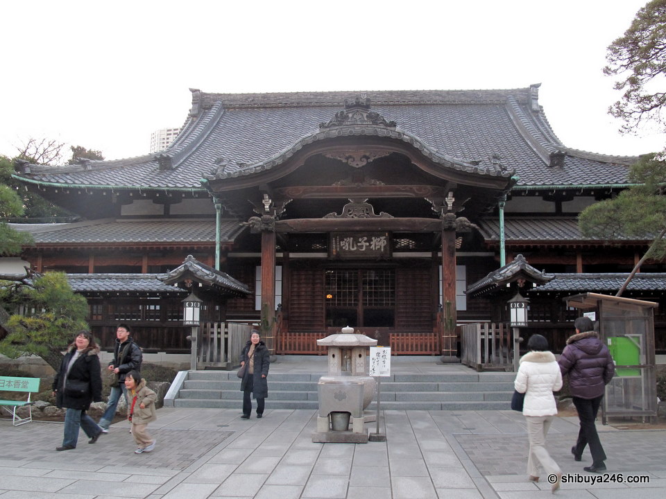 The main temple at Sengakuji