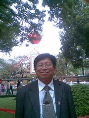 TS.Tran Manh Tien trong Van mieu-Quoc Tu Giam,chu nhat 28/2/2010 by Dr.TranManhTien-HUT