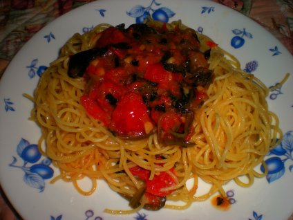 Articole culinare : Spaghete cu sos de rosii,spanac  si usturoi