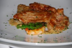 Mollejas de ternera con salsa de estragón, arroz frito con trigueros y langostino.
