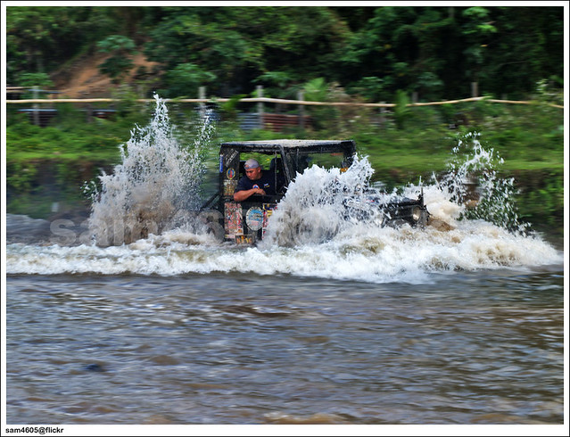 Tambunan 4x4 Challenge - 4x4 swimming in the river