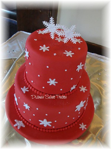 wedding cake red with snowflakes