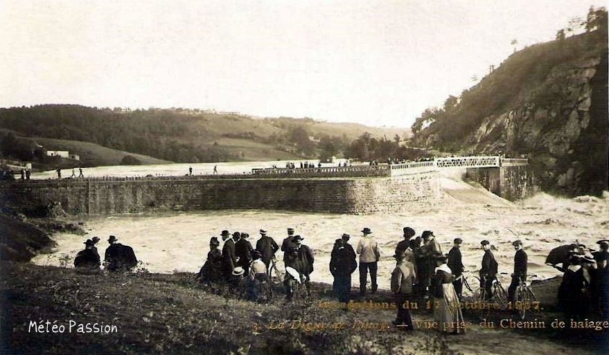 crue de la Loire en aval de la digue du Pinay le 17 octobre 1907