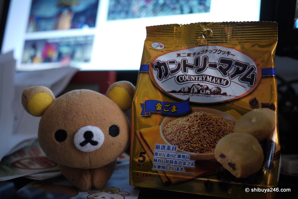 Rilakkuma is looking a bit grubby here. Wonder if he would like to take a bath. These sesame seed chocolate cookies appeared to be a health alternative for both of us.