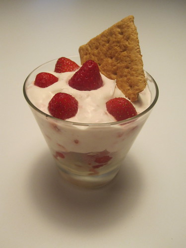 strawberry mousse with graham crackers