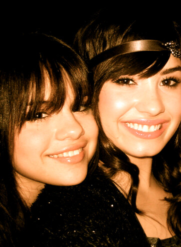 selena gomez y demi lovato. Selena Gomez and Demi Lovato