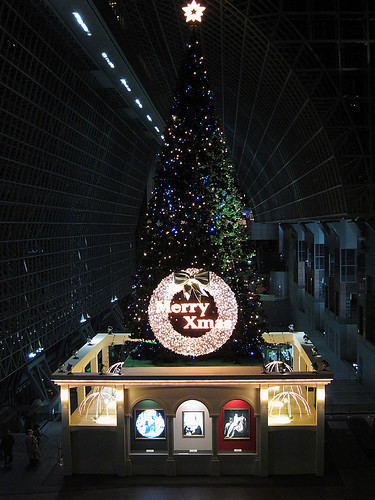 Illuminated Christmas tree at Kyoto Station (1)