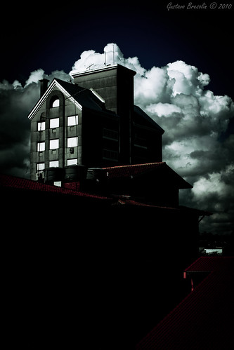 O prédio e as nuvens