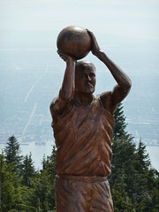Sculpture à Grouse Mountain, la ville de Vancouver en arrière plan