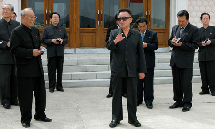 Полководец Ким Чен Ир в уезде Самчжиён. Много фото 
