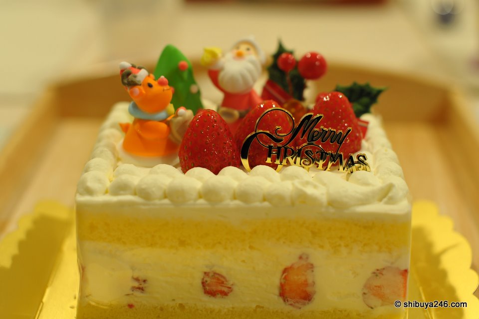 Christmas Cake with plenty of strawberries and a bit too much cream ^^.